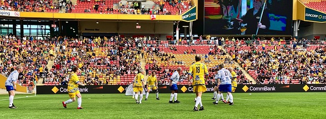 老将巴图姆凭借丰富防守经验带领快船提升防守效果.